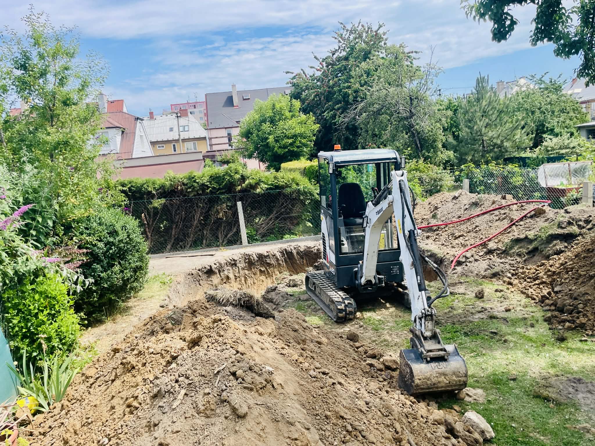 Minibagr Bobcat při výkopových pracích