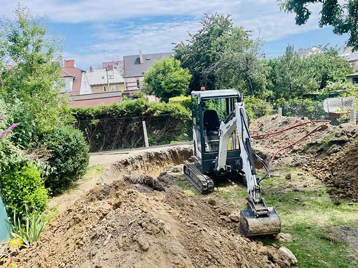Minibagr připravený na výkop