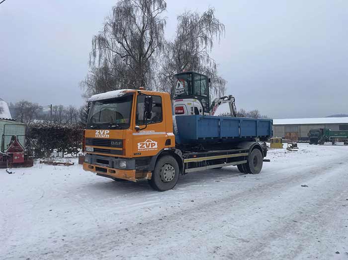 Přistavený kontejner u rodinného domu